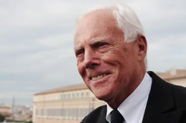 Giorgio Armani, ecco il testamento: lusso diviso in due, la Maison al mercato e le case agli affetti