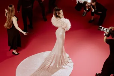 Sarah Toscano annuncia il suo primo album “Met Gala”, in uscita il 3 ottobre