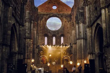 Esce “La Chitarra nella Roccia”, il disco live di Lucio Corsi all’Abbazia di San Galgano