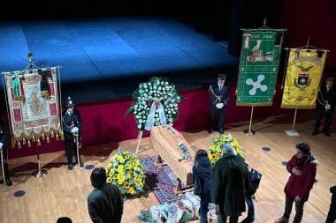 In centinaia in fila per l’ultimo saluto a Ornella Vanoni, aperta la camera ardente a Milano. Applausi all’arrivo del feretro