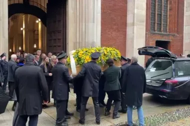 Conclusi i funerali di Ornella Vanoni, l'abbraccio di Milano