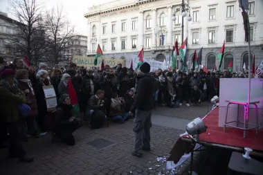 Prima della Scala, applausi per Segre fuori la protesta dei pro Pal e dei lavoratori dello spettacolo