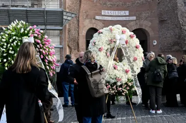 A Roma l’ultimo saluto a Valentino, tante le star presenti ai funerali / Video