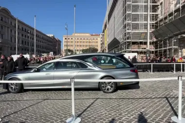 Funerali Valentino, l'arrivo del feretro a Santa Maria degli Angeli