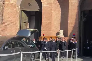 Il feretro di Valentino lascia la chiesa tra gli applausi, le immagini