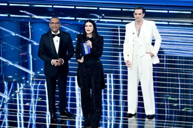 Sanremo, show di Lillo e omaggio Lauro alle vittime di Crans-Montana. Nella top 5 Paradiso, Lda e Aka 7even, Nayt, Fedez-Masini, Ermal Meta