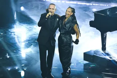 Sanremo, Filippucci vince tra le Nuove Proposte. Emoziona il duetto Ramazzotti-Alicia Keys. Nella top five Arisa, Luchè, Sal Da Vinci, Brancale, Sayf