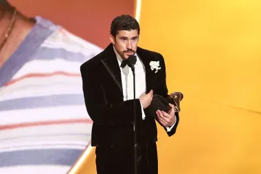Bad Bunny trionfa ai Grammy Awards e attacca l’ICE “Non siamo selvaggi”. Trump “Show inguardabile”