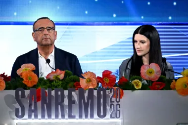 Si alza il sipario su Sanremo 2026, Conti “Pressioni politiche? La mia storia parla per me”. Meloni “Io al Festival? Totalmente inventato”