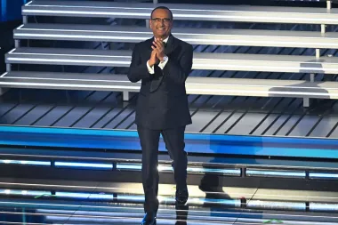 Sanremo 2026 al via con un omaggio a Pippo Baudo, poi Olly con “Balorda nostalgia”. Ditonellapiaga prima artista in gara
