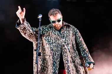 Dargen D’Amico a Sanremo con “AI AI”: “Non fidiamoci di quello che vediamo”