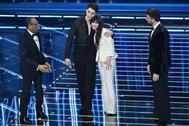 Pausini apre la seconda serata del Festival, Filippucci e Bove in finale tra le Nuove Proposte. Oggi in gara 15 big