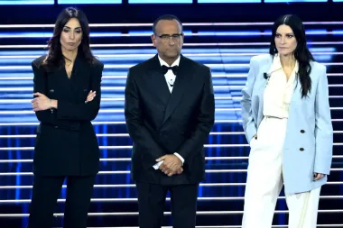 Sanremo, via alla finale. Conti, Cardinaletti e Pausini aprono la serata con un appello alla pace