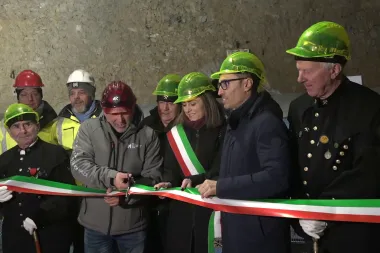 Miniere turistiche, un nuovo trenino elettrico nel sito Raibl di Cave del Predil