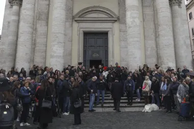 A Roma l’ultimo saluto a Enrica Bonaccorti, fiori bianchi e “La lontananza”