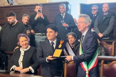 Napoli omaggia Sal Da Vinci, targa e medaglia per il vincitore di Sanremo