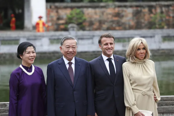 I Macron in visita in Vietnam - Ansa