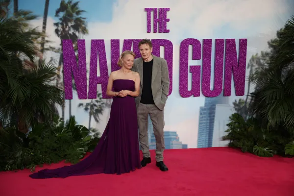 Pamela Anderson e Liam Neeson-ansa