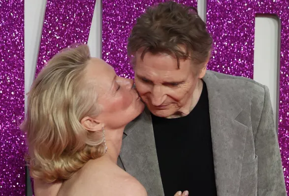 Pamela Anderson e Liam Neeson-ansa