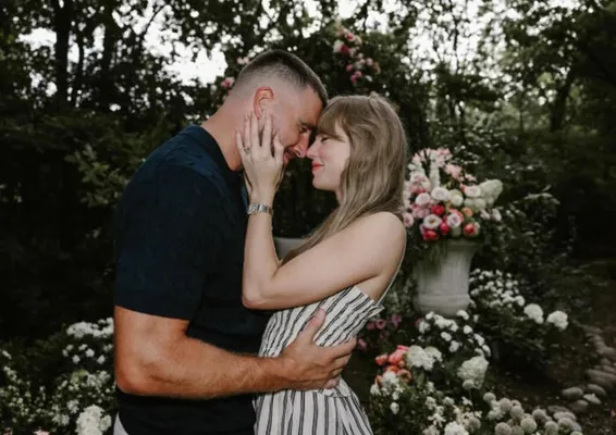 Taylor Swift si sposa (Ansa)