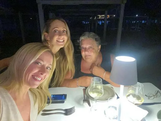 Le sorelle Meloni con la mamma (Ansa)