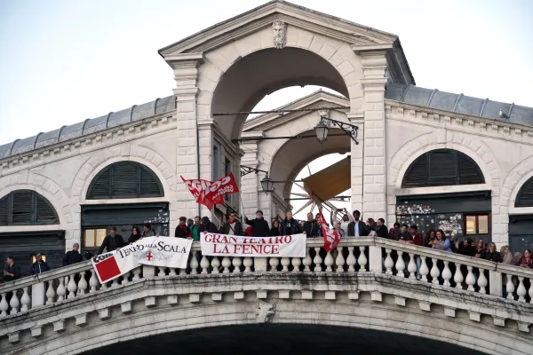proteste-fenice-ansa 