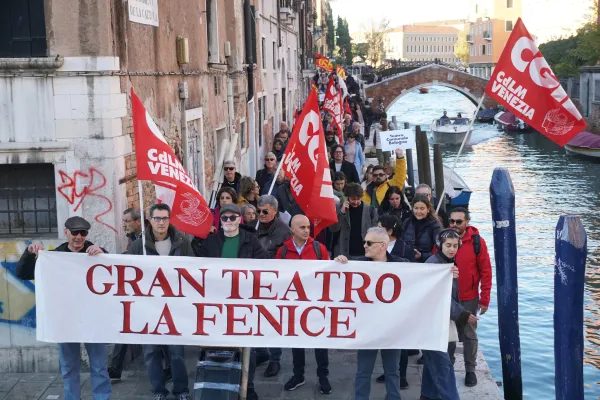 proteste-fenice-ansa 