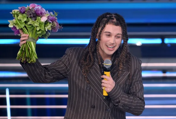 Sayf: look interessante. Per un cantante con trecce lunghe e un vestito grigio gessato, potrei dire che è un look "elegante e originale"! II grigio gessato è un colore classico e sofisticato, mentre le trecce lunghe aggiungono un tocco di personalità e stile. Messere Pompea Al Pacino