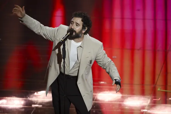 Tommaso Paradiso: nella prima serata del Festival ha scelto uno stile. Al Pacino coerente con la sua immagine elegante e un po’ retrò. Veronica polato al pacino  Nel complesso, un outfit sobrio e sofisticato, in linea con l’atmosfera iconica del Festival