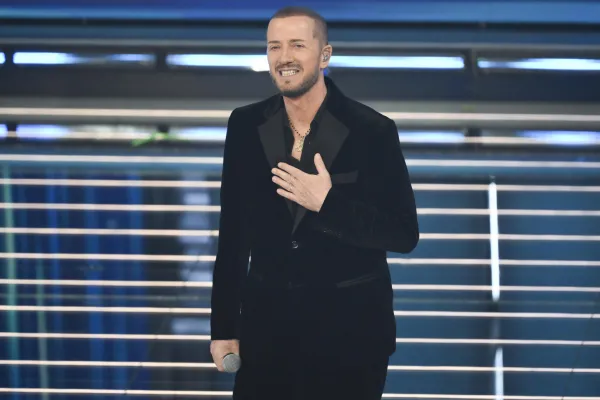 Raf: sceglie un’eleganza sobria e sartoriale, senza effetti speciali né forzature. Il look riflette un artista consapevole, che non insegue le mode ma resta fedele alla propria identità. Un Sanremo di coerenza e autenticità, dove lo stile accompagna il sentimento senza sovrastarlo. Manuela Fieramosca Al Pacino