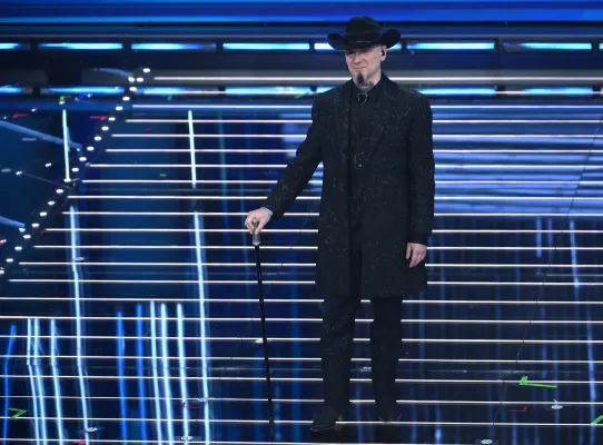 J-Ax: country-rock" o "outlaw" style! & II cappello da cowboy aggiunge un tocco di rusticità e ribellione, perfetto per un genere musicale che si ispira alle radici country e rock.  Pompea Messere Al Pacino