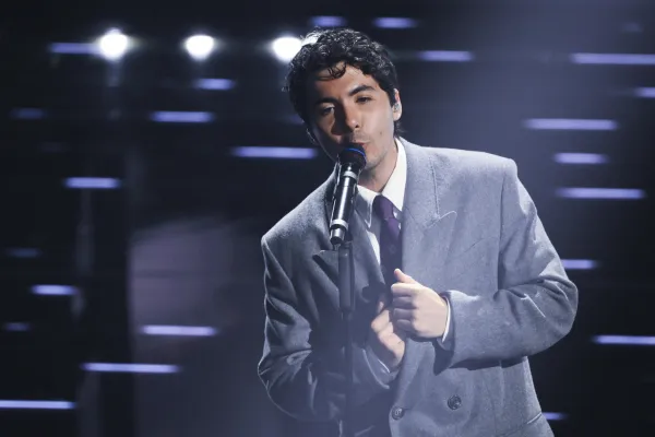 Fulminacci: look elegante con giacca bianca vince la semplicità, sobrio e leggero , capelli naturali Franca Falezza. Al Pacino