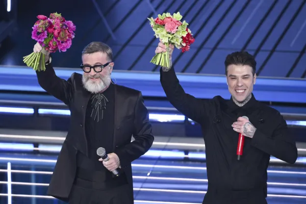 Marco Masini: eleganza tradizionale. Linee pulite, completo semplice ma elegante, perfetto per un palco come l’Ariston.  Fedez: elegante ma “rock” nella sua semplicità, senza dettagli troppo vistosi Anche sotto le luci resta coerente con lo stile sobrio, dando risalto alla performance più che all’outfit. Tutti e due total black. Veronica Polato Al Pacino