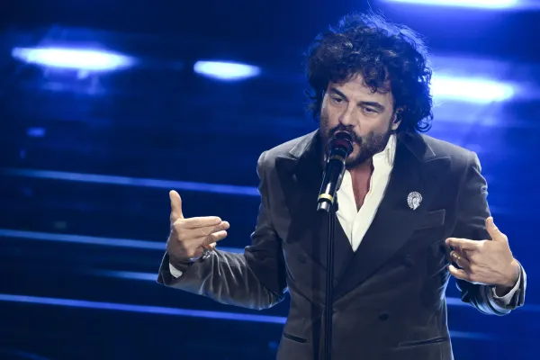 Renga: parla di eleganza, il sorriso parla di cuore. Non costruisce distanza dal pubblico: la accorcia. È raffinato fuori, ma emotivamente aperto. Manuela Fieramosca Al Pacino