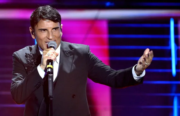 Sal Da Vinci: ha puntato su uno stile pulito e contemporaneo, con linee essenziali che valorizzano la presenza scenica senza risultare eccessivo. L’outfit trasmetteva sicurezza e maturità artistica, mantenendo però quel tocco giovane e fresco che lo contraddistingue.  Giovanni Sciarrillo  Al Pacino