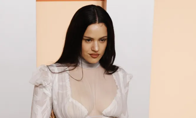 Mi sento male”: Rosalía interrompe il concerto di Milano ed esce di scena.  | Milleunadonna