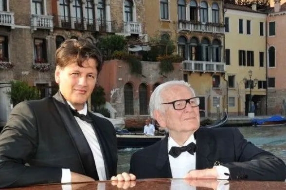 Pierre-Cardin con il nipote Rodrigo Basilicati (Ansa)