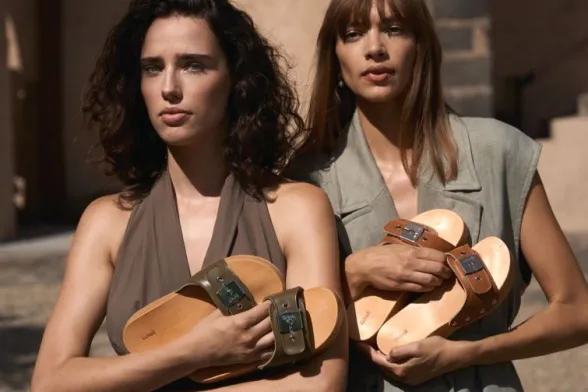 Ragazze con zoccolo pescura della Scholl. Instagram @scholl_iconic/