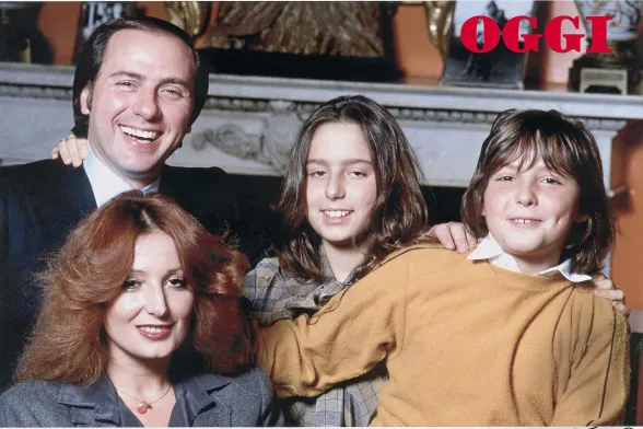 Silvio Berlusconi posa con la prima moglie Carla Dall'Oglio e i loro due figli Marina e Pier Silvio Venti foto mai viste dall' album privato di Silvio Berlusconi.