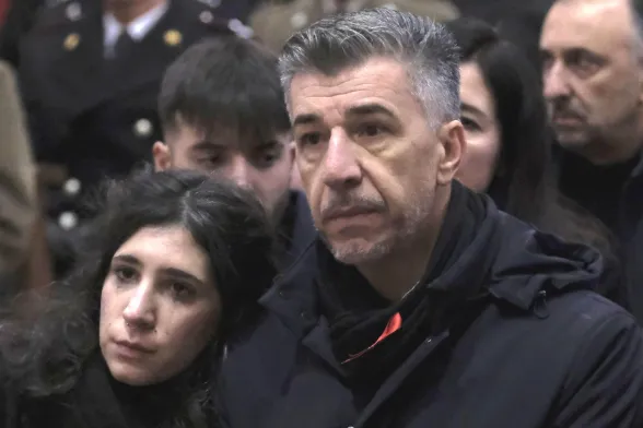 Elena e il padre Gino, durante i funerali di Giulia Cecchettin (Ansa)