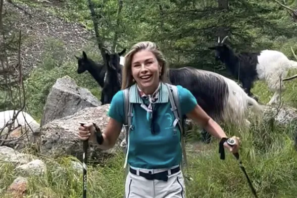 Martina Colombari con le capre