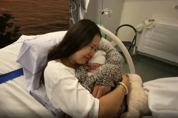 La giovane mamma con la bambina (Tgcom24 da FB)