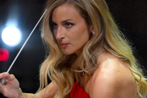 Beatrice Venezi fa un passo indietro