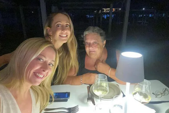 Le sorelle Meloni con la mamma (Ansa)