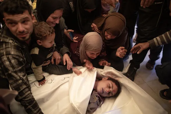 I parenti riuniti attorno ai corpi dei palestinesi uccisi all'ospedale Nasser di Khan Younis, nel sud della Striscia di Gaza, il 17 marzo 2026. Tre persone sono state uccise dopo che l'esercito israeliano ha preso di mira un veicolo nella zona di Al-Mawasi, a ovest di Khan Younis, nel sud della Striscia di Gaza.