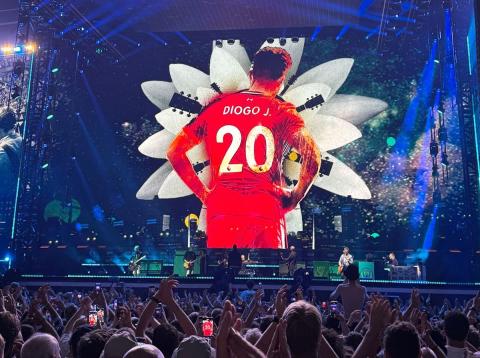 Gli Oasis dedicano “Live Forever” a Diogo Jota, momento toccante alla reunion di Cardiff