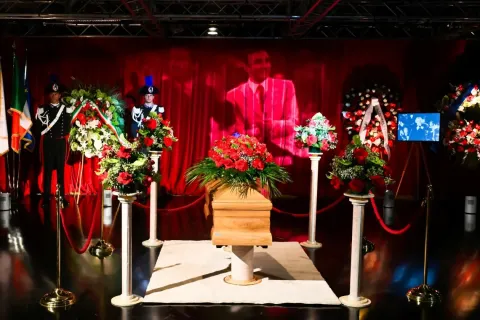 Chiusa la camera ardente per Pippo Baudo, applausi della folla all’uscita del feretro. Domani i funerali nella sua Sicilia