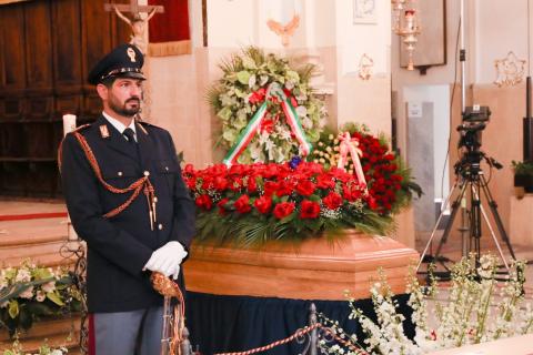 Addio a Pippo Baudo, chiusa la camera ardente a Militello in Val di Catania: alle 16 i funerali