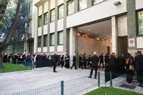 Aperta la camera ardente di Giorgio Armani, applausi all’arrivo del feretro