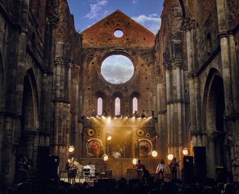 Esce “La Chitarra nella Roccia”, il disco live di Lucio Corsi all’Abbazia di San Galgano
